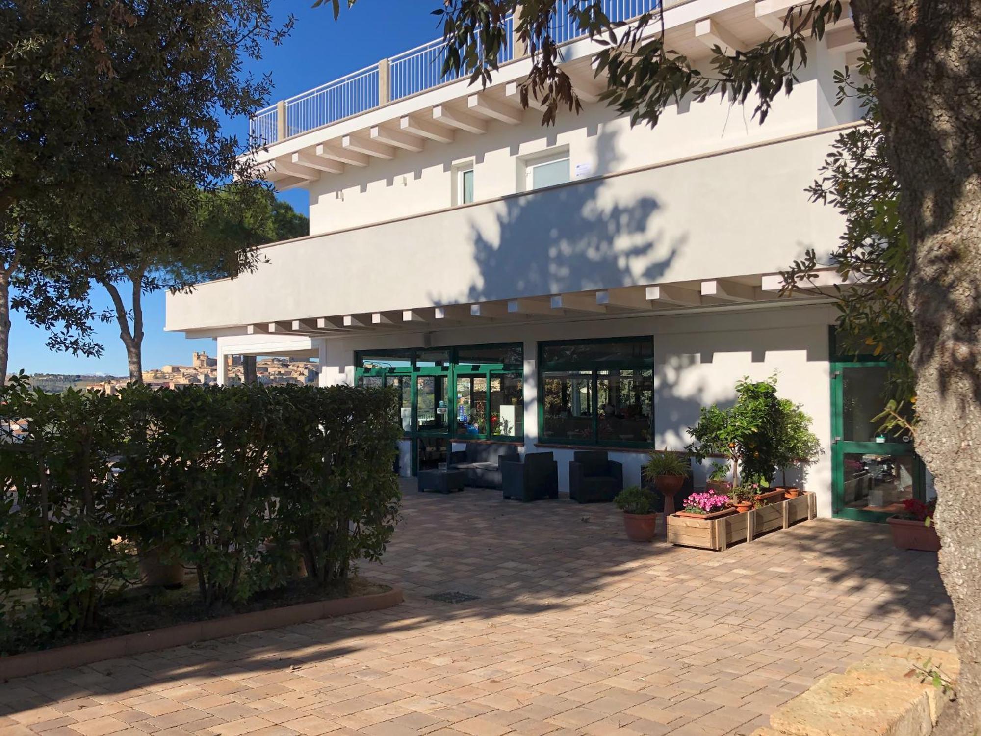 Casablanca Hotel Чивитанова Марке Екстериор снимка