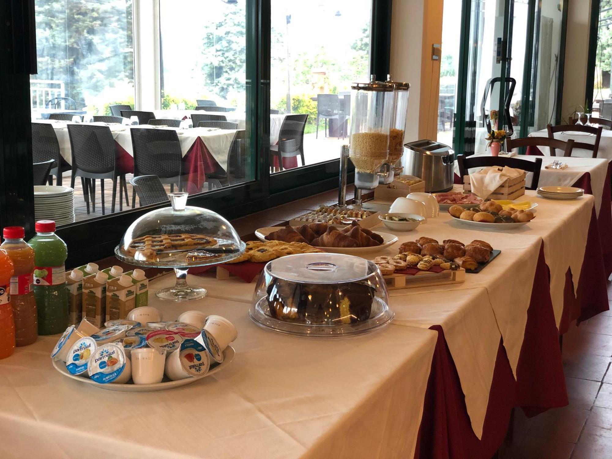 Casablanca Hotel Чивитанова Марке Екстериор снимка