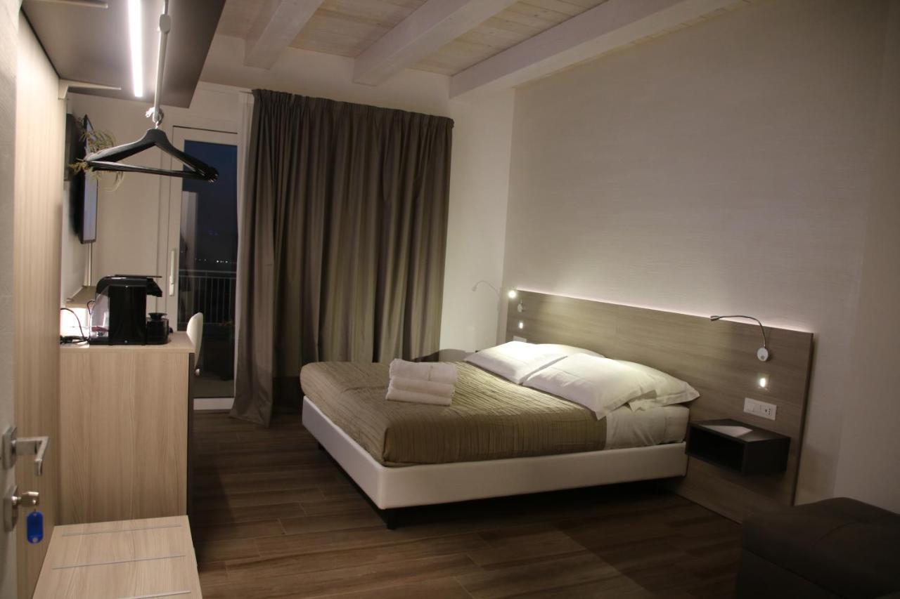 Casablanca Hotel Чивитанова Марке Екстериор снимка