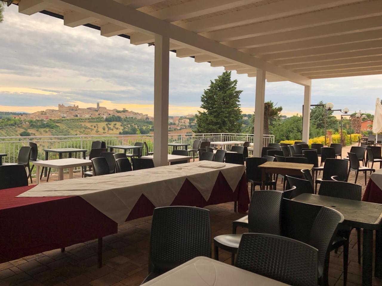 Casablanca Hotel Чивитанова Марке Екстериор снимка