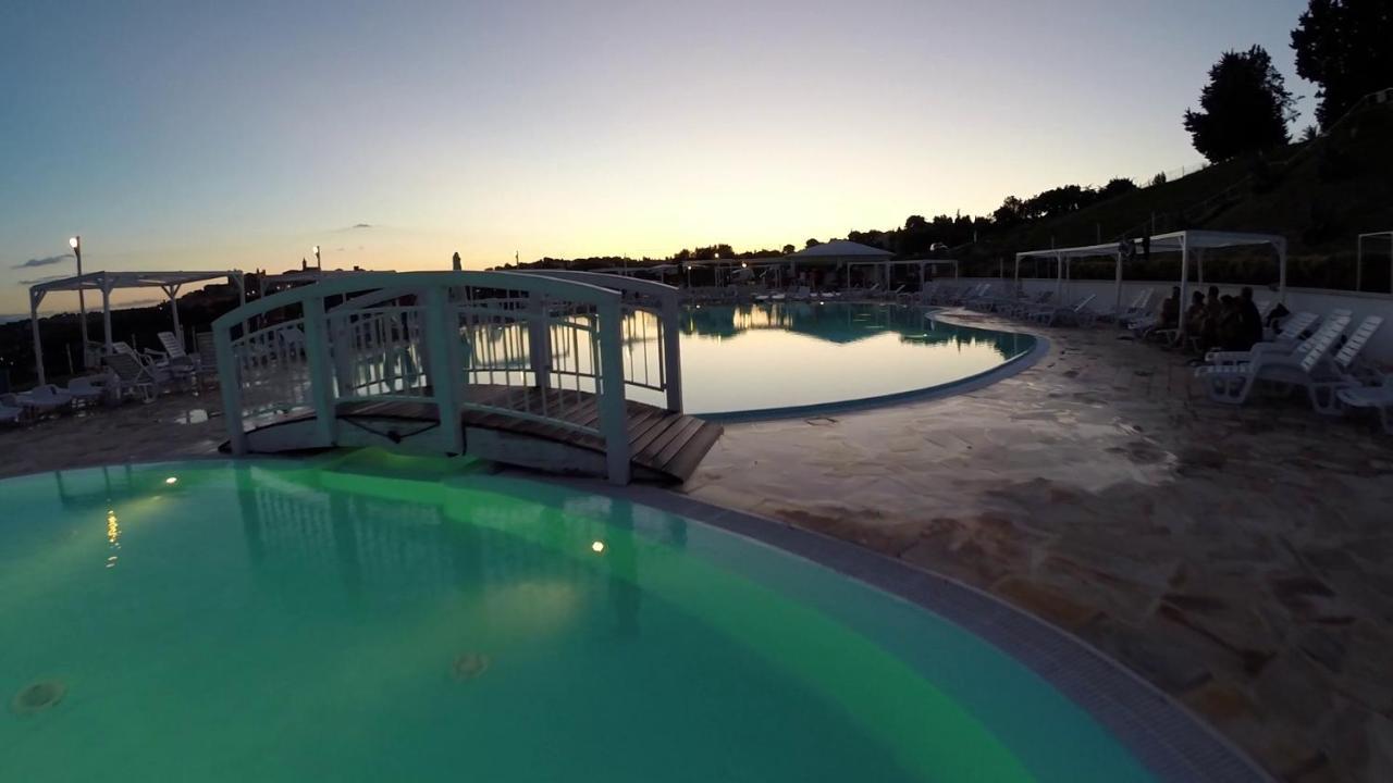 Casablanca Hotel Чивитанова Марке Екстериор снимка