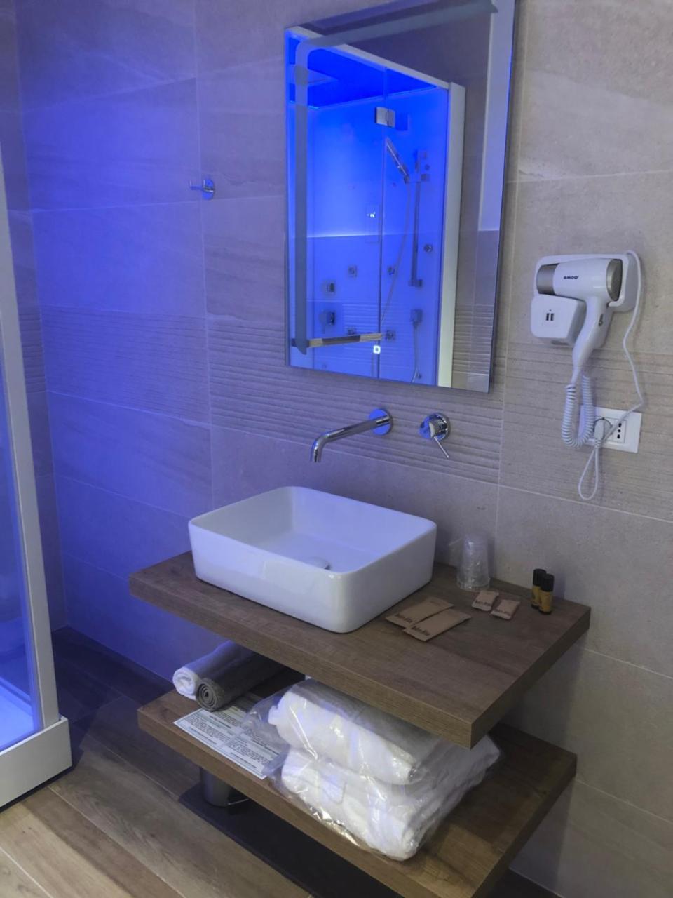 Casablanca Hotel Чивитанова Марке Екстериор снимка