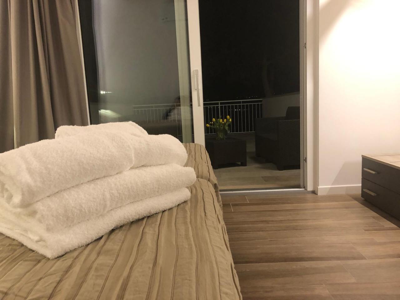 Casablanca Hotel Чивитанова Марке Екстериор снимка