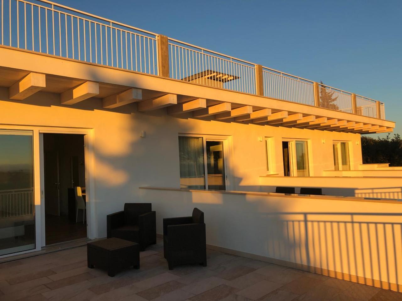 Casablanca Hotel Чивитанова Марке Екстериор снимка