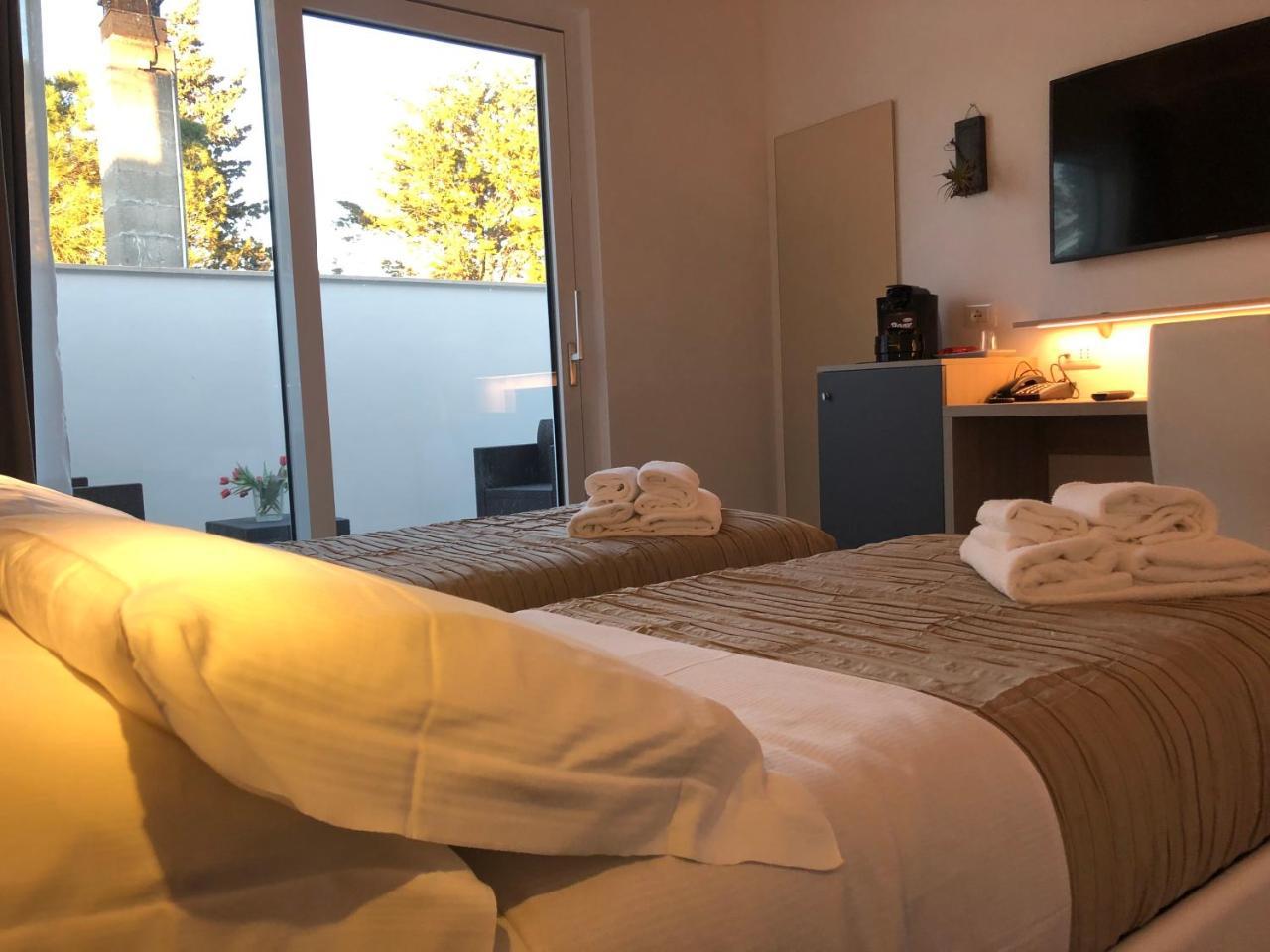 Casablanca Hotel Чивитанова Марке Екстериор снимка