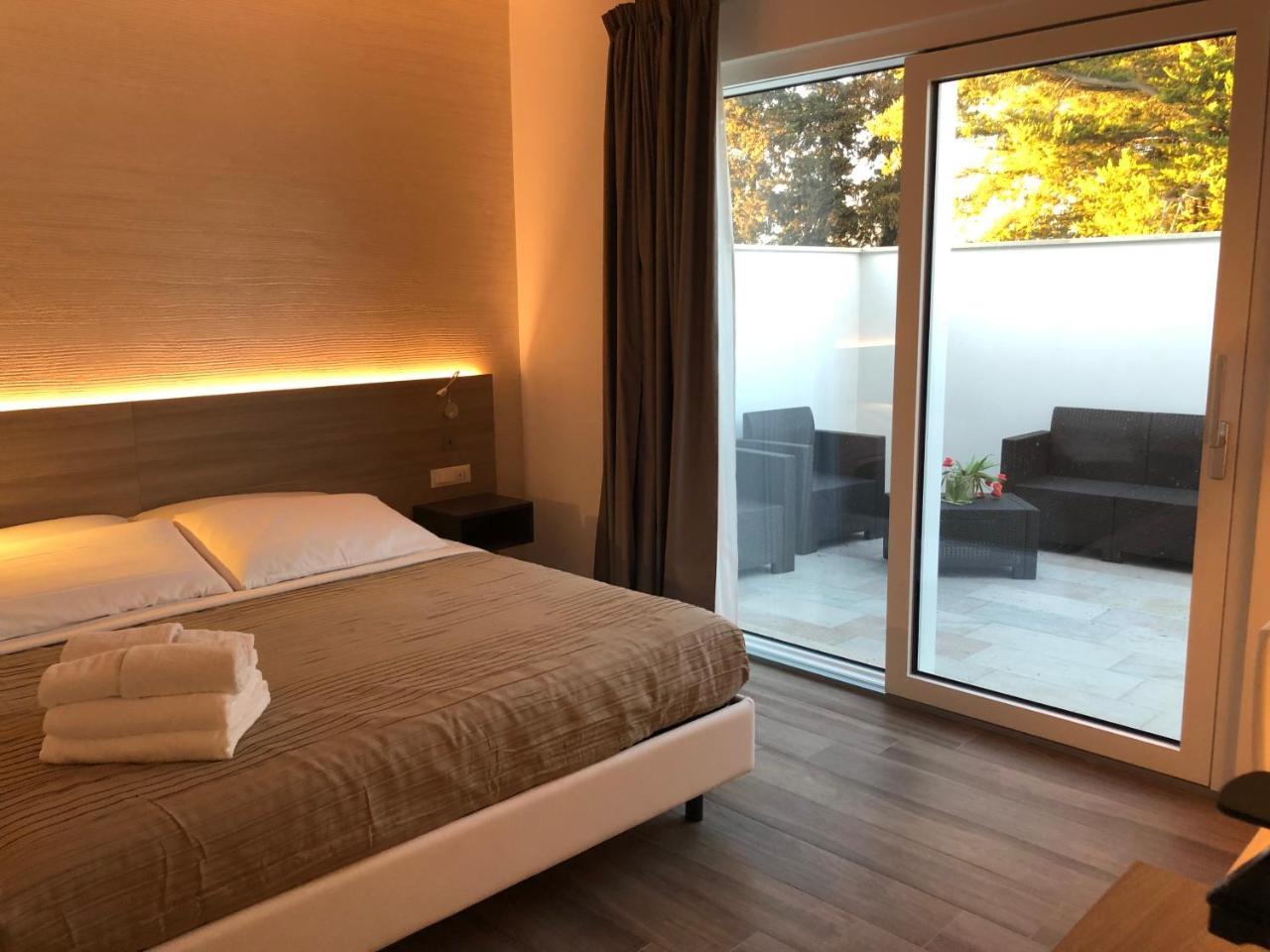 Casablanca Hotel Чивитанова Марке Екстериор снимка