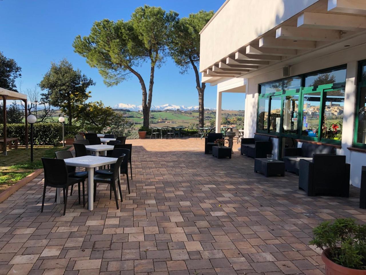 Casablanca Hotel Чивитанова Марке Екстериор снимка