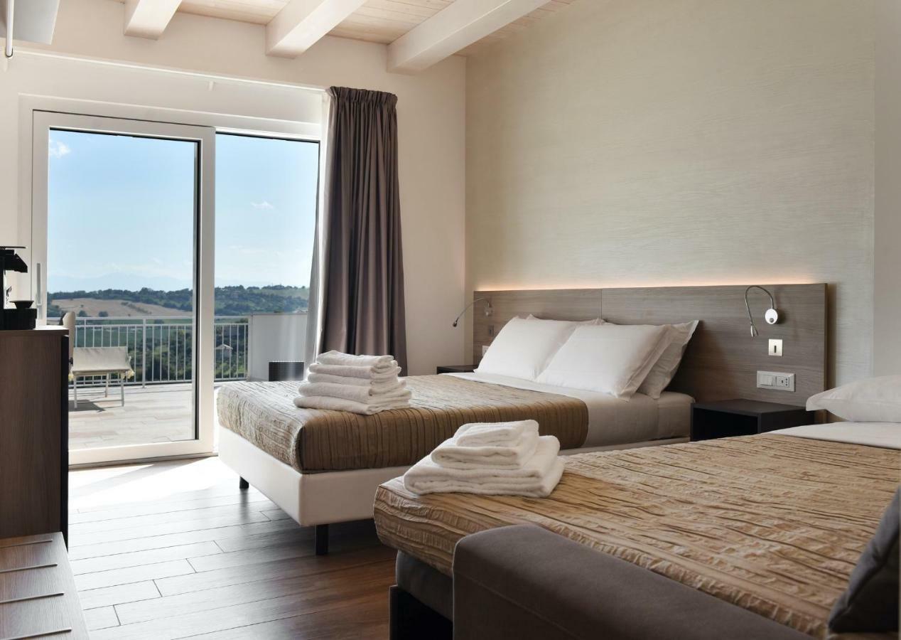 Casablanca Hotel Чивитанова Марке Екстериор снимка