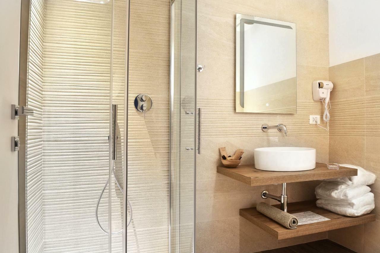 Casablanca Hotel Чивитанова Марке Екстериор снимка