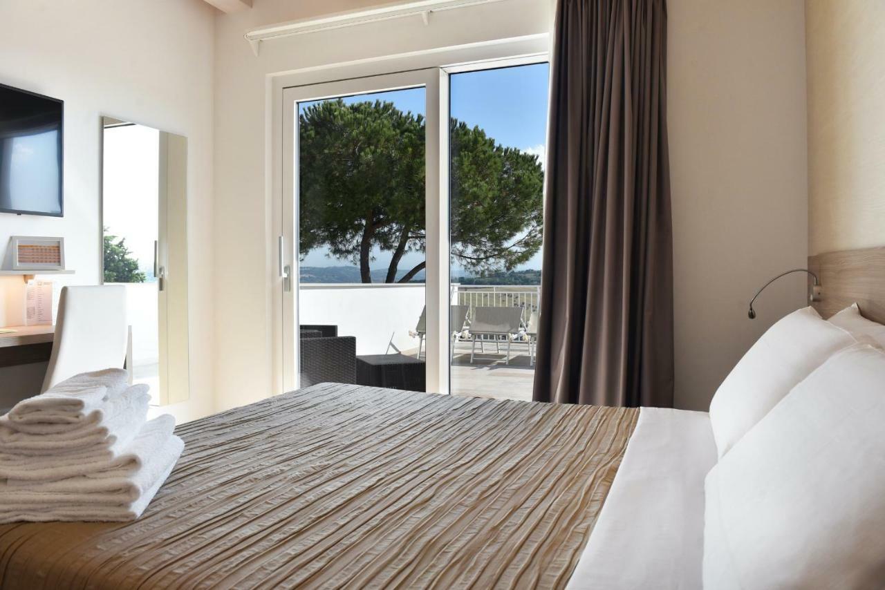 Casablanca Hotel Чивитанова Марке Екстериор снимка